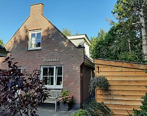 Charmant vakantiehuis Pauwenhof Texel in De Koog omgeven door groen.