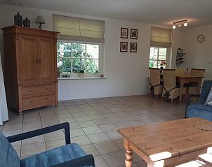 Ruime eetkamer in vakantiehuis Pauwenhof Texel met grote ramen en natuurlijk licht.