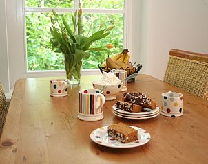 Gezellig gedekte eettafel in Pauwenhof Texel, De Koog, perfect voor ontbijt.