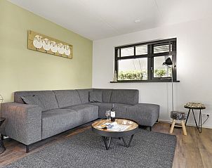 Eetkamer met uitzicht op tuin in Villapark Vogelmient 4-persoons villa, Texel.