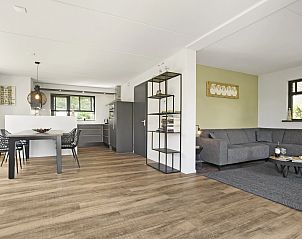 Gedekte eettafel in keuken van Villapark Vogelmient 4-persoons villa, De Koog, Texel.