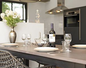 Buitenterras met parasol in Villapark Vogelmient 4-persoons villa, Texel.