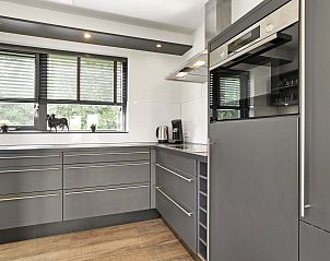 Lichte slaapkamer met balkon in Villapark Vogelmient 4-persoons villa, De Koog, Texel.