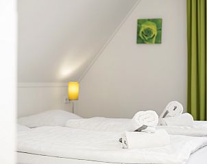 Luxe badkamer met bad en douche in Villapark Vogelmient 4-persoons villa, Texel.