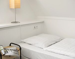 Moderne badkamer met grote ramen in Villapark Vogelmient 4-persoons villa, De Koog, Texel.