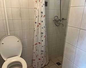 Badezimmer mit Dusche in Landgoed Springtij - Koetshuis 3, Ferienunterkunft De Koog, Texel.