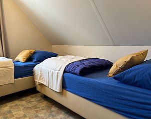 Zwei Einzelbetten in Landgoed Springtij - Koetshuis 3, Ferienhaus De Koog, Texel.