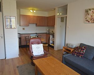 Open keuken en zitgedeelte in Appartement Kerckeland 50, De Koog, Texel met houten meubels en gezellige sfeer.