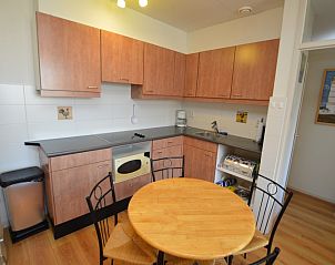 Volledig uitgeruste keuken in Appartement Kerckeland 50, De Koog, Texel met ruime werkbladen en eetgelegenheid.