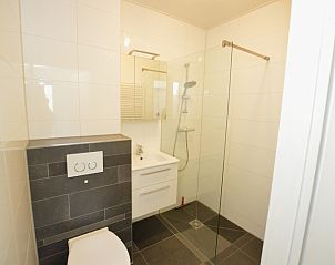 Moderne badkamer in Appartement Kerckeland 50, De Koog, Texel met inloopdouche en strakke afwerking.