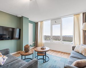 Gezellige woonkamer in Appartement Juliana 124 Eilandzicht, De Koog, Texel met uitzicht op de natuur.