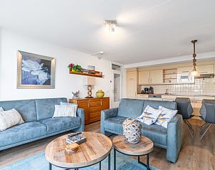 Stijlvolle woonruimte in Appartement Juliana 124 Eilandzicht, De Koog, Texel met eethoek en bankstel.