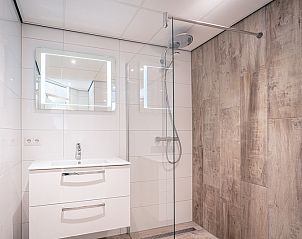 Stijlvolle badkamer in Appartement Juliana 124 Eilandzicht, De Koog, Texel met inloopdouche en wastafel.