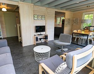 Gezellige binnenruimte van Het Boshuis, Vakantiepark Het Oude Dijkje in De Koog, Texel, met comfortabele zitruimte.