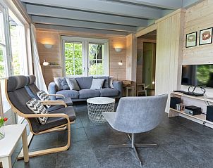 Stijlvolle woonkamer in Het Boshuis, Vakantiepark Het Oude Dijkje, De Koog, Texel, omgeven door natuur.