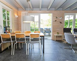 Lichte eetkamer in Het Boshuis, Vakantiepark Het Oude Dijkje, De Koog, Texel, met toegang tot terras.