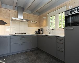 Volledig uitgeruste keuken in Het Boshuis, Vakantiepark Het Oude Dijkje, De Koog, Texel, met moderne apparatuur.