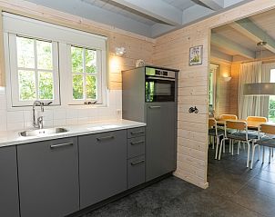 Keuken met ruime opbergmogelijkheden in Het Boshuis, Vakantiepark Het Oude Dijkje, De Koog, Texel.