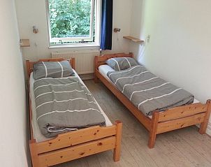 Gezellige slaapkamer met twee eenpersoonsbedden in Bungalow 0384, De Koog, Texel, ideaal voor een rustige overnachting.
