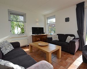 Gemtliches Wohnzimmer des Ferienhauses 7G in De Koog, Texel mit bequemen Sofas und viel Tageslicht.
