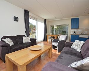 Das Ferienhaus 7G in De Koog, Texel, verfgt ber ein einladendes Wohnzimmer mit Zugang zum Garten.