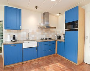 Moderne Kche im Ferienhaus 7G, De Koog, Texel mit blauen Schrnken und kompletter Ausstattung.