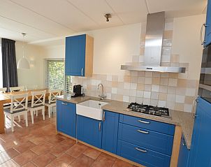 Gerumige Kche und Essbereich im Ferienhaus 7G, De Koog, Texel mit viel natrlichem Licht.