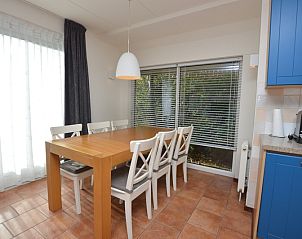 Essecke im Ferienhaus 7G, De Koog, Texel mit groem Tisch und bequemen Sthlen fr Familienmahlzeiten.