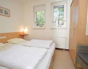 Schlafzimmer im Ferienhaus 7G, De Koog, Texel mit Doppelbett und ruhiger Einrichtung.