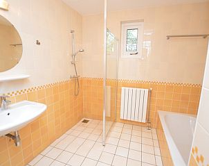 Stilvolles Badezimmer im Ferienhaus 7G, De Koog, Texel mit moderner Dusche und frischem Look.