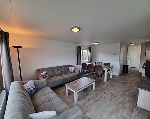 Gezellige binnenruimte van Chaletpark Bregkoog - Chalet 240 De Texelse Berg, De Koog, Texel met zithoek en eetgedeelte.