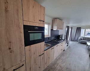 Strakke keukenontwerp in Chaletpark Bregkoog - Chalet 240 De Texelse Berg, De Koog, Texel met ruime opbergmogelijkheden.