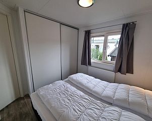 Slaapkamer met kastruimte in Chaletpark Bregkoog - Chalet 240 De Texelse Berg, De Koog, Texel biedt rust en comfort.