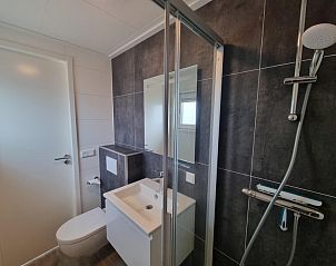 Moderne badkamer in Chaletpark Bregkoog - Chalet 240 De Texelse Berg, De Koog, Texel met douche en wastafel.