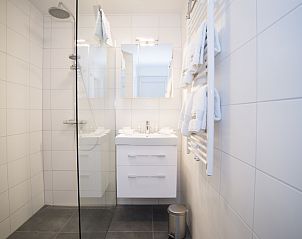 Sleek bathroom in Grand Hotel Opduin - Holiday home A, De Koog, Texel, with modern shower and white tiles.