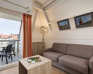 Gezellige woonkamer van C Appartement Comfort 4 in De Koog, Texel met balkon en uitzicht op de Waddeneilanden.