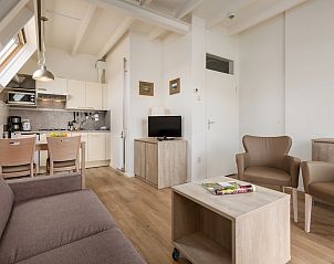 Gezellige woonkamer in C Appartement Comfort 4, De Koog, Texel met moderne keuken en comfortabele zithoek op de Waddeneilanden.