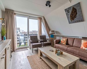 Gezellige woonkamer van Appartement Anna 224 in De Koog, Texel met comfortabele zithoek en balkonzicht.