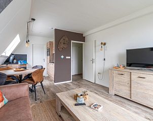 Interieur van Appartement Anna 224, De Koog, Texel met open woonkamer en eetgedeelte.
