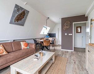 Appartement Anna 224 in De Koog, Texel toont een stijlvolle woonkamer met eetruimte.