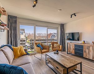 Stijlvolle zithoek in Appartement Anna 220, De Koog, Texel met comfortabele stoelen en een flatscreen-tv.