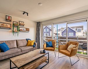 Lichte woonruimte van Appartement Anna 220 in De Koog, Texel met grote ramen en balkonzicht.