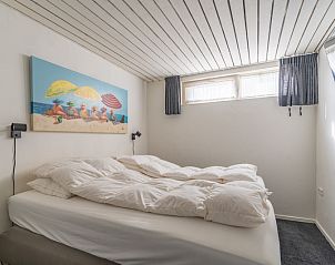 Luxe badkamer van Appartement Anna 220 in De Koog, Texel met glazen douchewand en moderne wastafel.