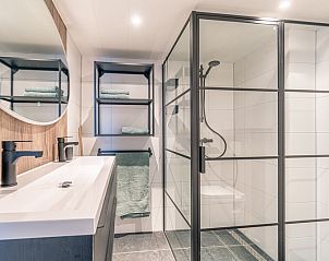 Buitenkant van Appartement Anna 220 in De Koog, Texel met balkon en moderne architectuur.