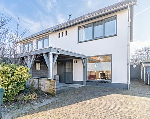 Voorgevel van De Zandduyn vakantiehuis in De Koog, Texel, Waddeneilanden, met moderne architectuur en ruime oprit.