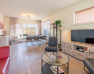 Ruime eetkamer in De Zandduyn vakantiehuis, De Koog, Texel, met grote eettafel en uitzicht op de tuin.