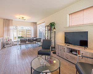 Lichte woon- en eetruimte in De Zandduyn, De Koog, Texel, met moderne inrichting en toegang tot de tuin.