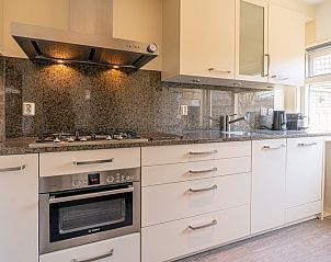 Moderne keuken in De Zandduyn, De Koog, Texel, met luxe apparatuur en granieten werkblad.