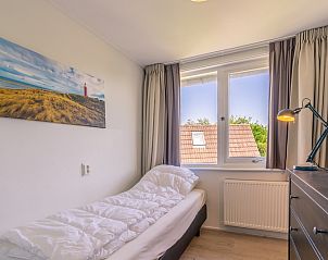 Kleine slaapkamer in De Zandduyn, De Koog, Texel, met eenpersoonsbed en uitzicht op de omgeving.