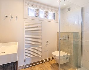 Moderne badkamer in De Zandduyn vakantiehuis, De Koog, Texel, met ruime douche en strakke afwerking.